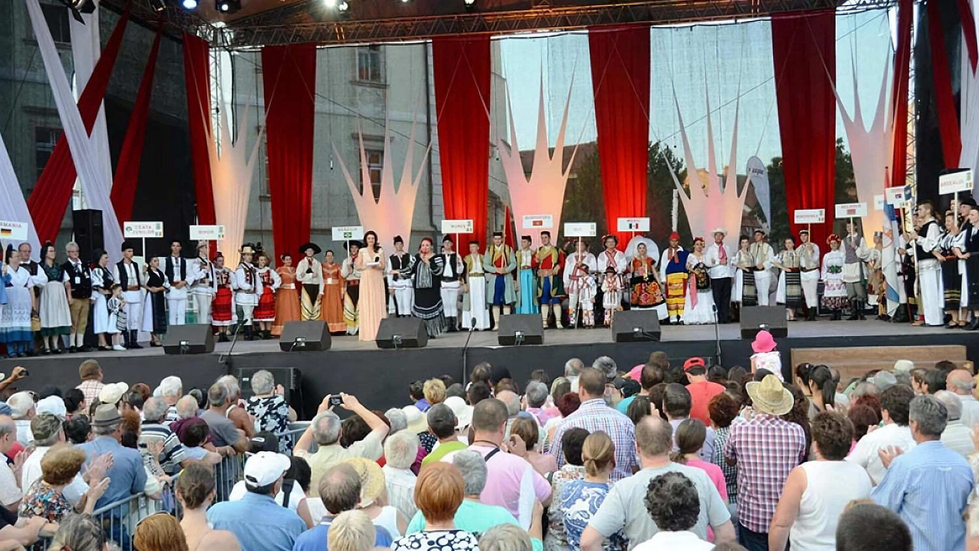 Festivalul Internaţional de Folclor "Cântecele Munţilor"